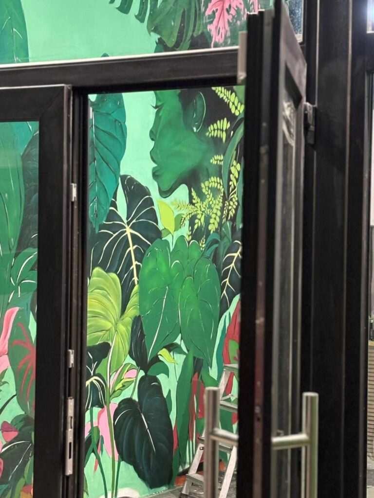 Mural decorativo de naturaleza para Plantukas en Torrelavega con composición tropical completa en tienda