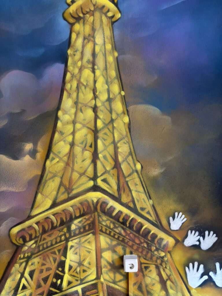 Detalle de la Torre Eiffel en mural interior personalizado para vivienda particular