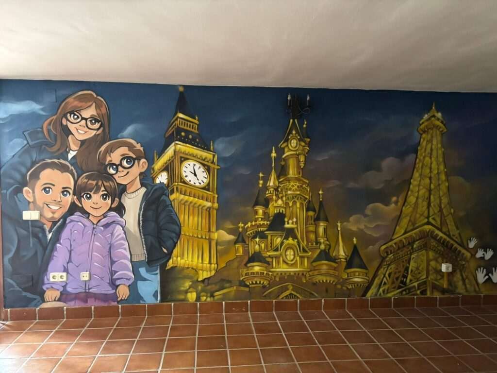 Mural interior para particular con retrato familiar personalizado y monumentos iluminados
