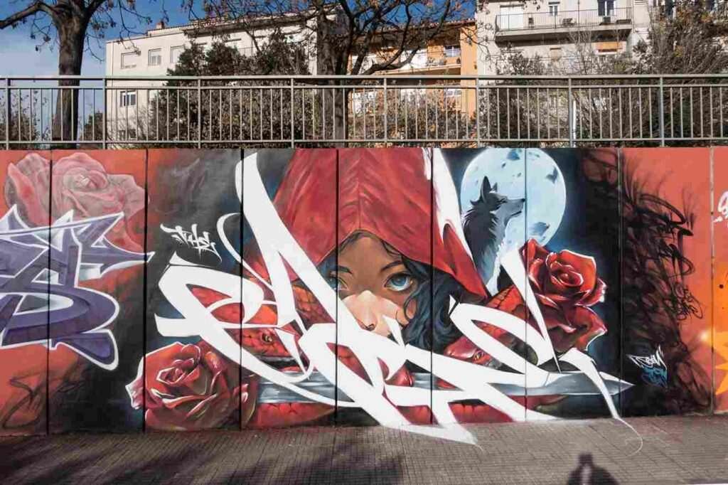 Detalle del lobo, la luna y una rosa roja en el mural graffiti de La Caputxeta Vermella