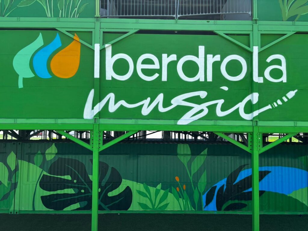 Detalle del mural con hojas de monstera sobre los contenedores del recinto Iberdrola Music
