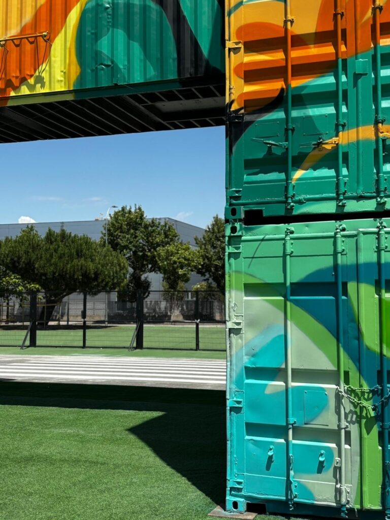 Detalle de color del mural de gran formato en los contenedores de Iberdrola Music
