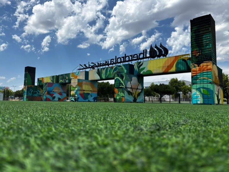 Mural de gran formato en la trasera del acceso del recinto Iberdrola Music, Madrid, por El Arte Urbano
