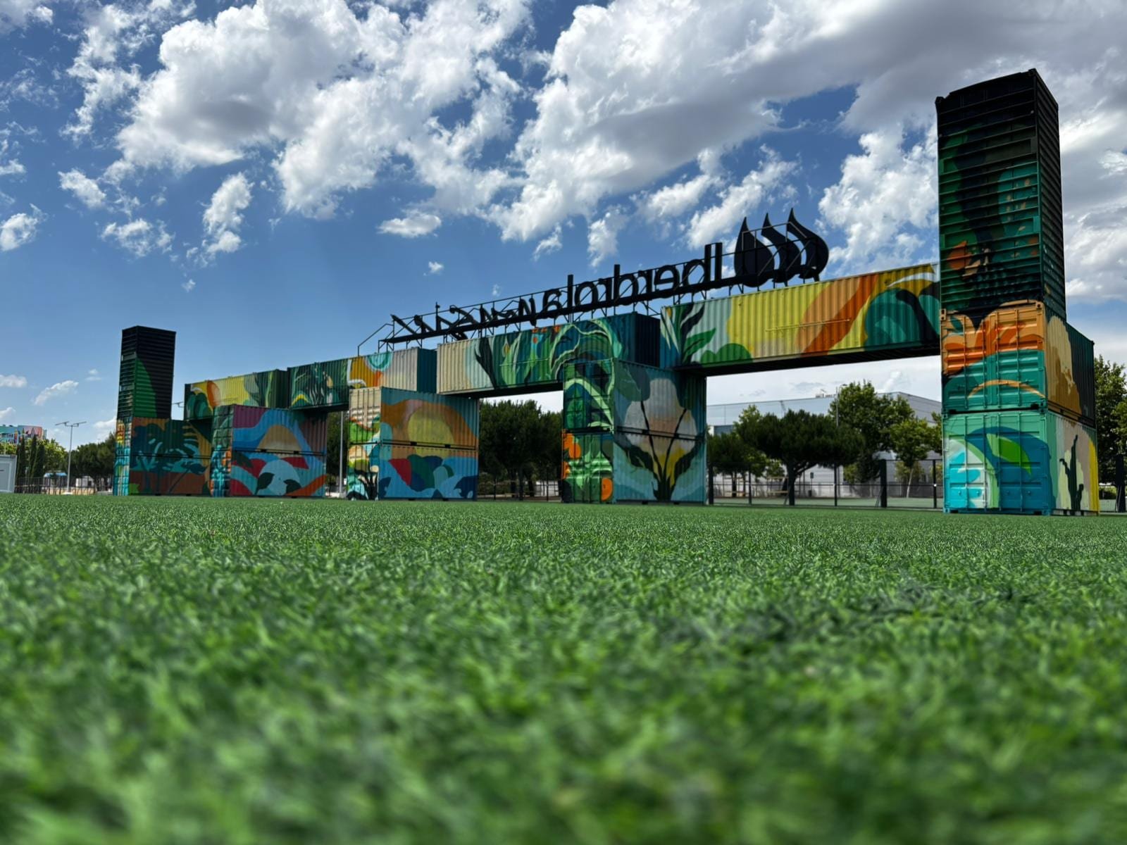 Mural de gran formato en la trasera del acceso del recinto Iberdrola Music, Madrid, por El Arte Urbano