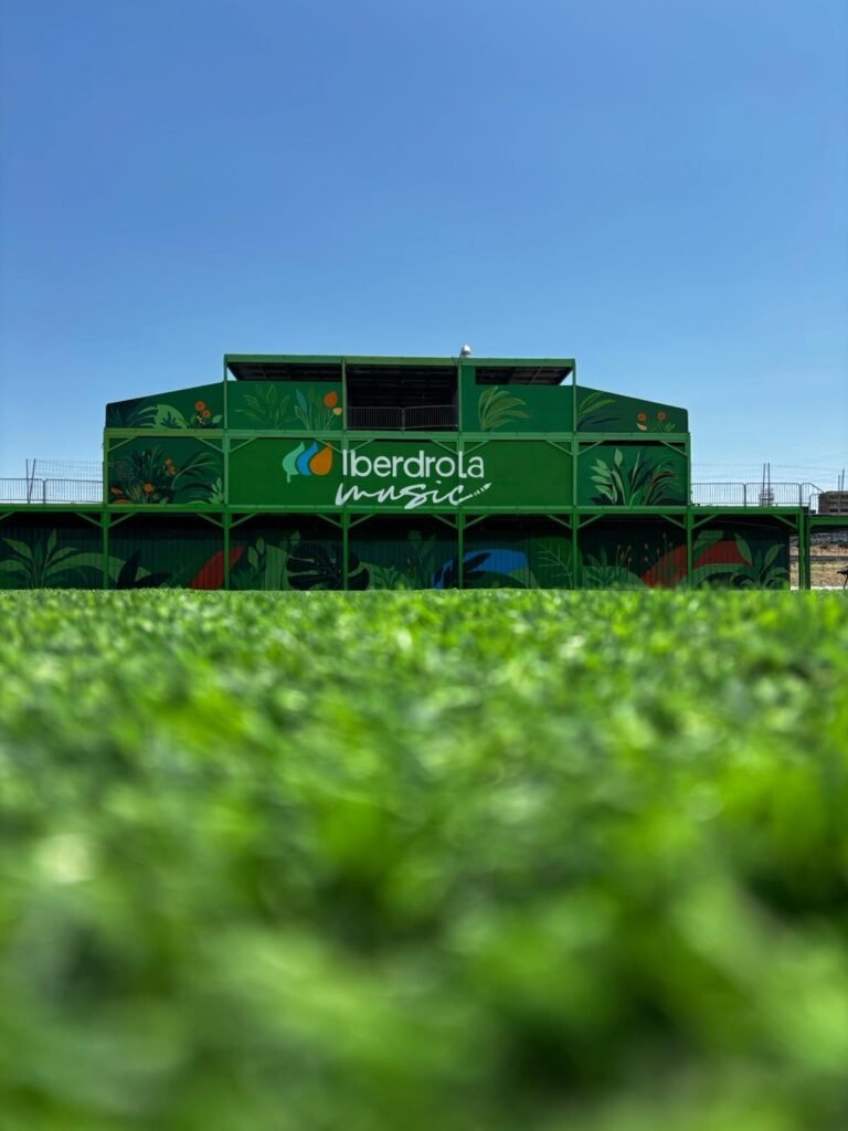Zona VIP del recinto Iberdrola Music renovada con mural botánico verde y el logo de la marca