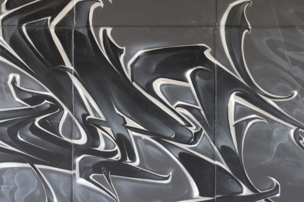 Detalle de las letras cromadas en blanco y negro con volumen 3D del graffiti de Madrid Norte