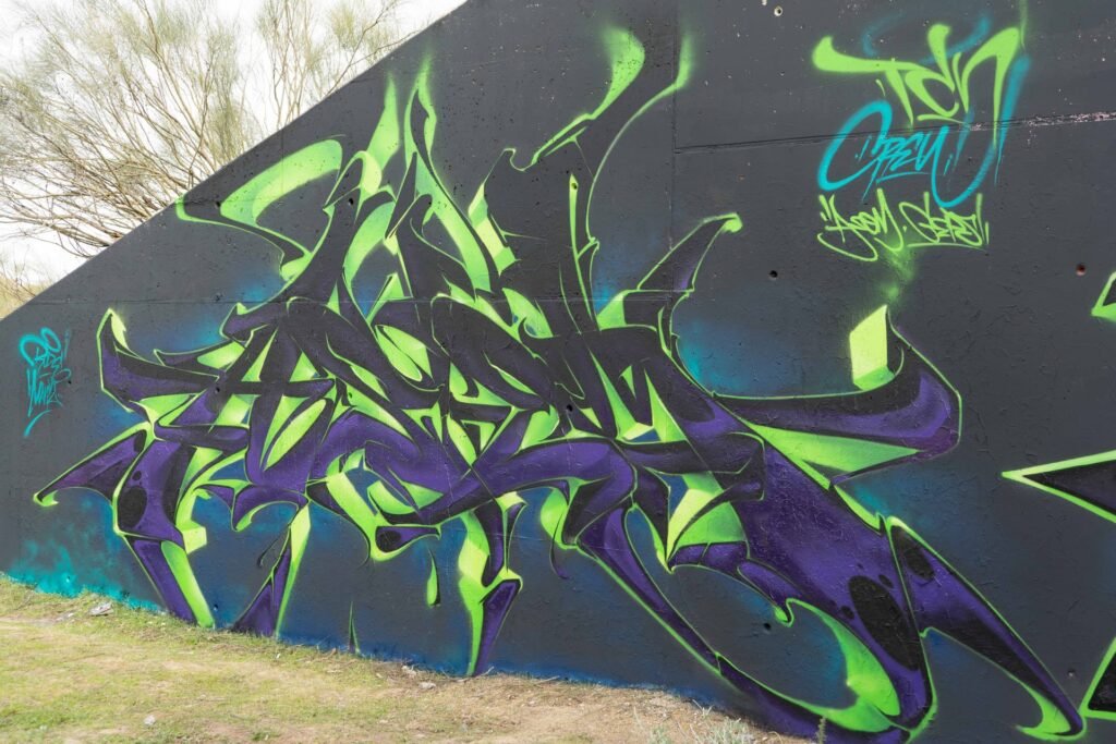 Detalle del volumen y las sombras de las letras del graffiti de Madrid Norte