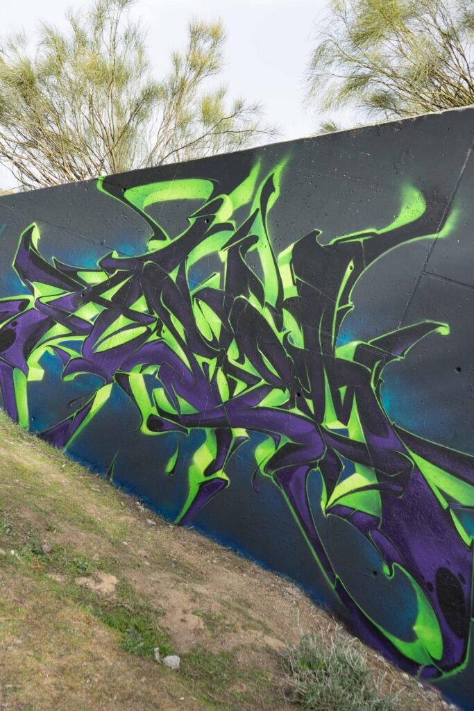 Muro exterior de Madrid Norte con el graffiti de letras integrado en el entorno