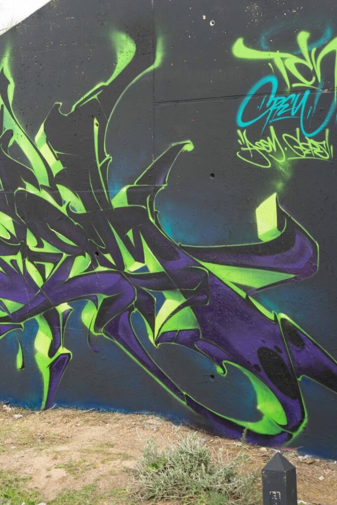Vista completa de la pieza de graffiti de letras pintada en Madrid Norte