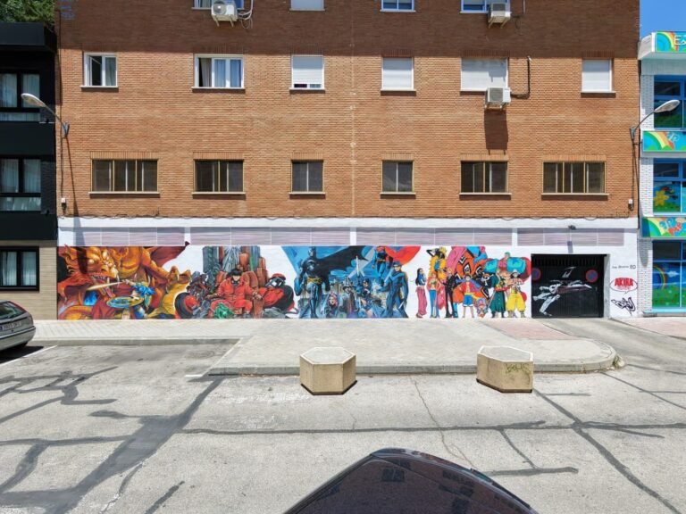 Mural de gran formato en la fachada de Akira Comics, en Madrid