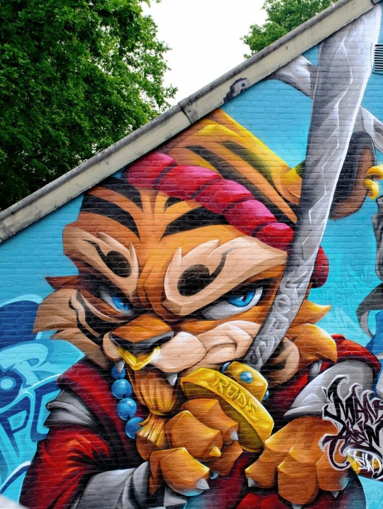 Mural de estilo anime pintado sobre la pared hastial de un edificio en Weert, Países Bajos