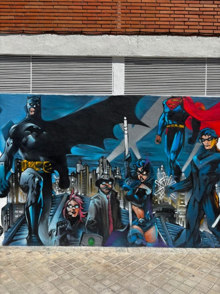 Batman y personajes del universo DC pintados en el mural de Akira Comics, Madrid