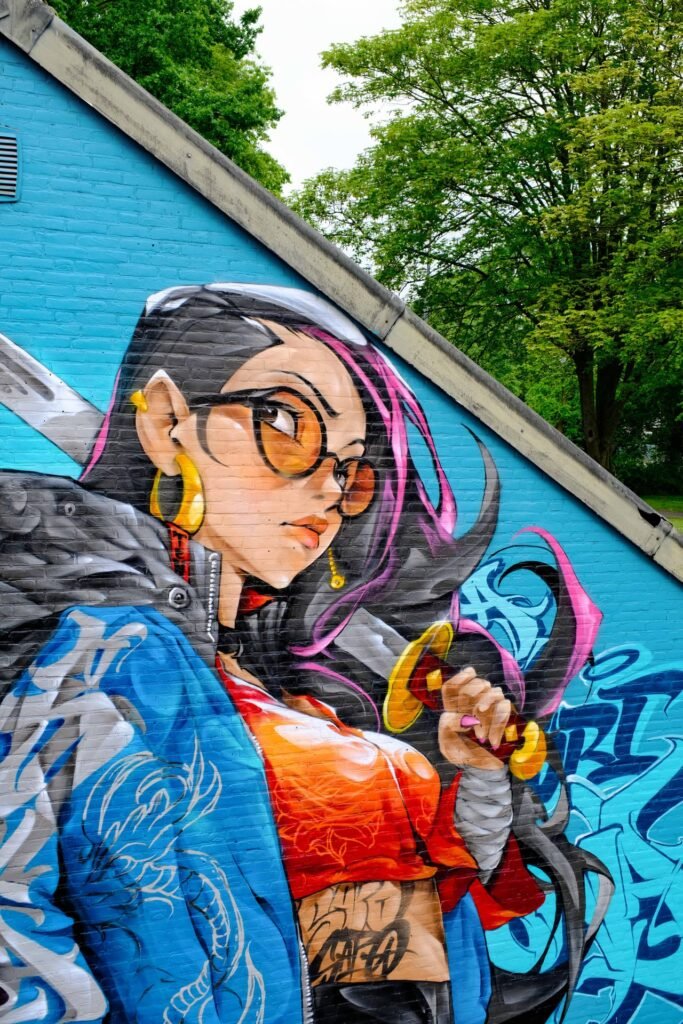 Detalle de la chica manga con gafas redondas y mechas magenta en el mural de Weert