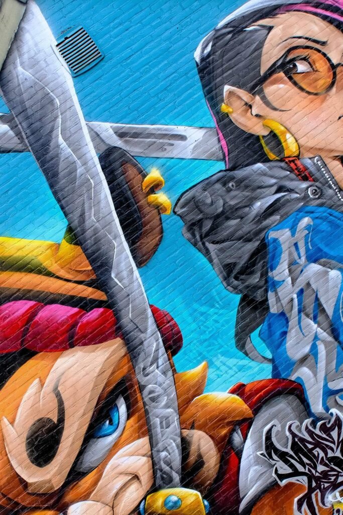 Detalle de las katanas cruzadas sobre el fondo turquesa del mural de Weert