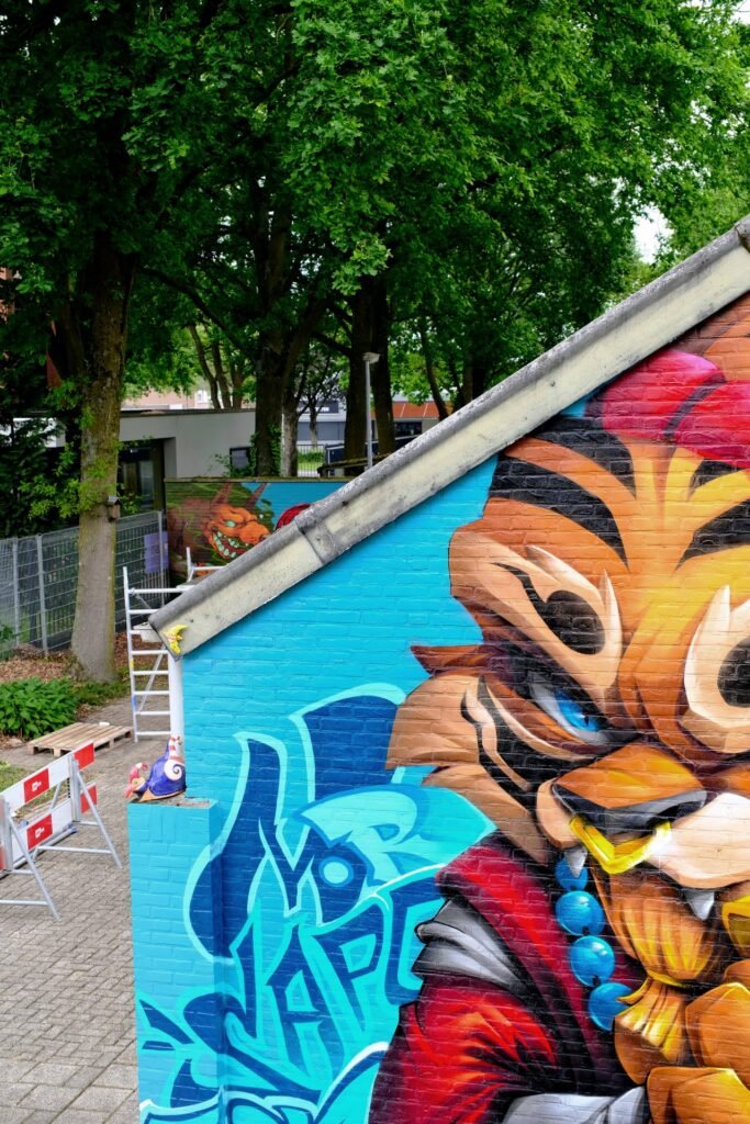 Detalle del guerrero tigre y del lettering de graffiti integrado en el mural de Weert