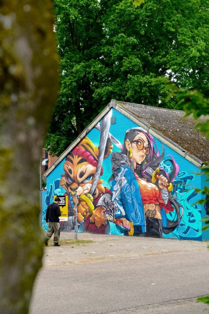 Fachada con el mural de estilo manga en Weert, en la provincia de Limburgo, Países Bajos