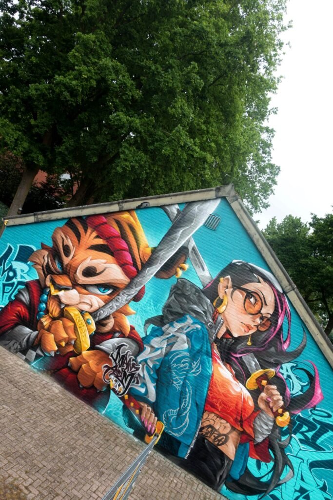 Mural pintado en el ColorMeBad Jam de Weert, sobre la pared hastial de un edificio de ladrillo