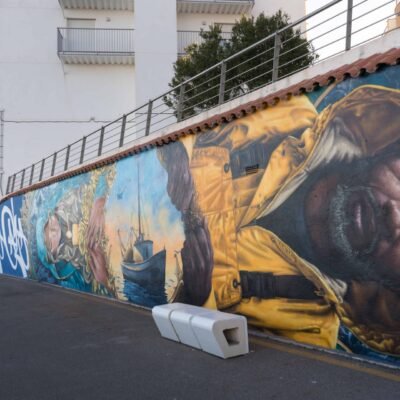 Mural de más de 150 m² en homenaje a los pescadores en el carrer Miramar de l'Ametlla de Mar, Tarragona
