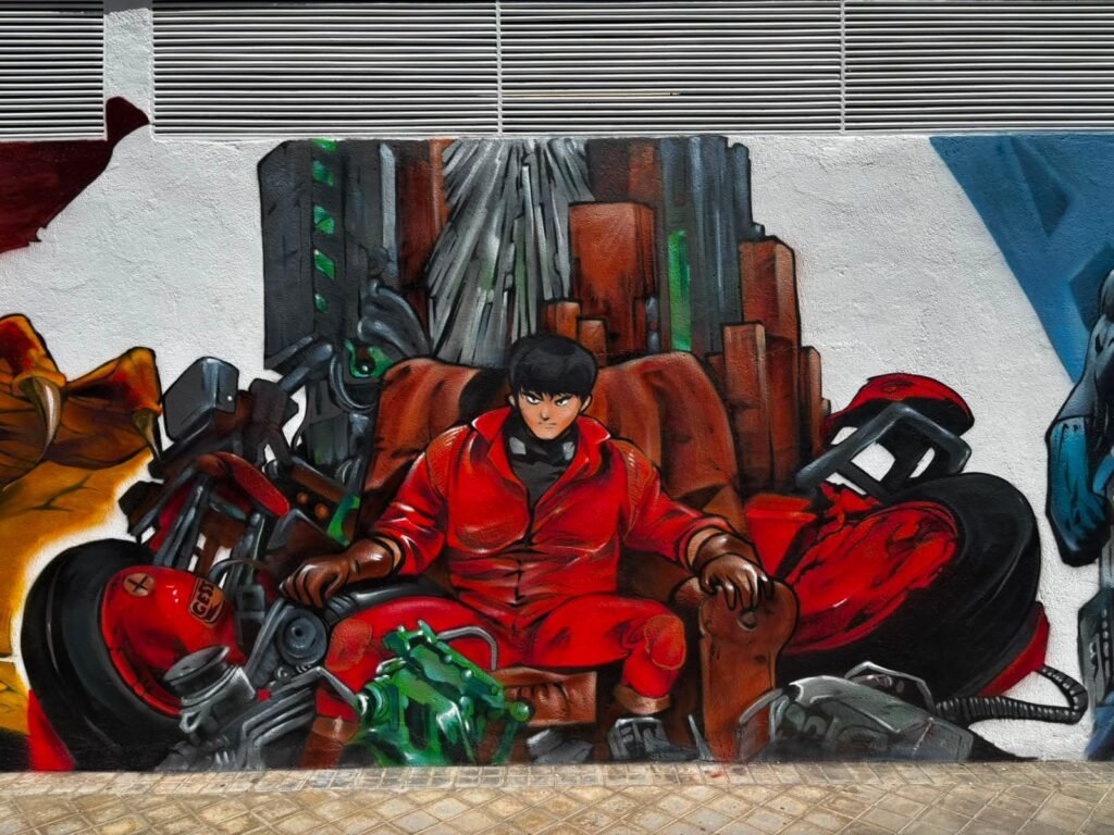 Detalle del trono de chatarra y la moto roja de Kaneda en el mural de Akira Comics