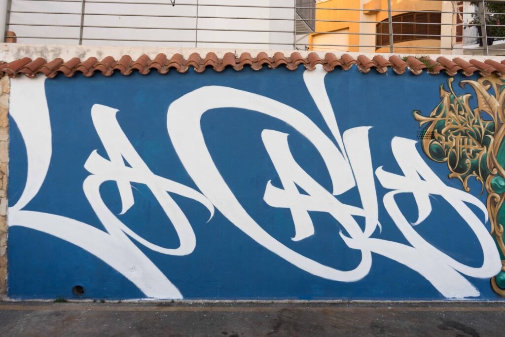Lettering «La Cala» del mural de l'Ametlla de Mar, nombre popular de este municipio de Tarragona