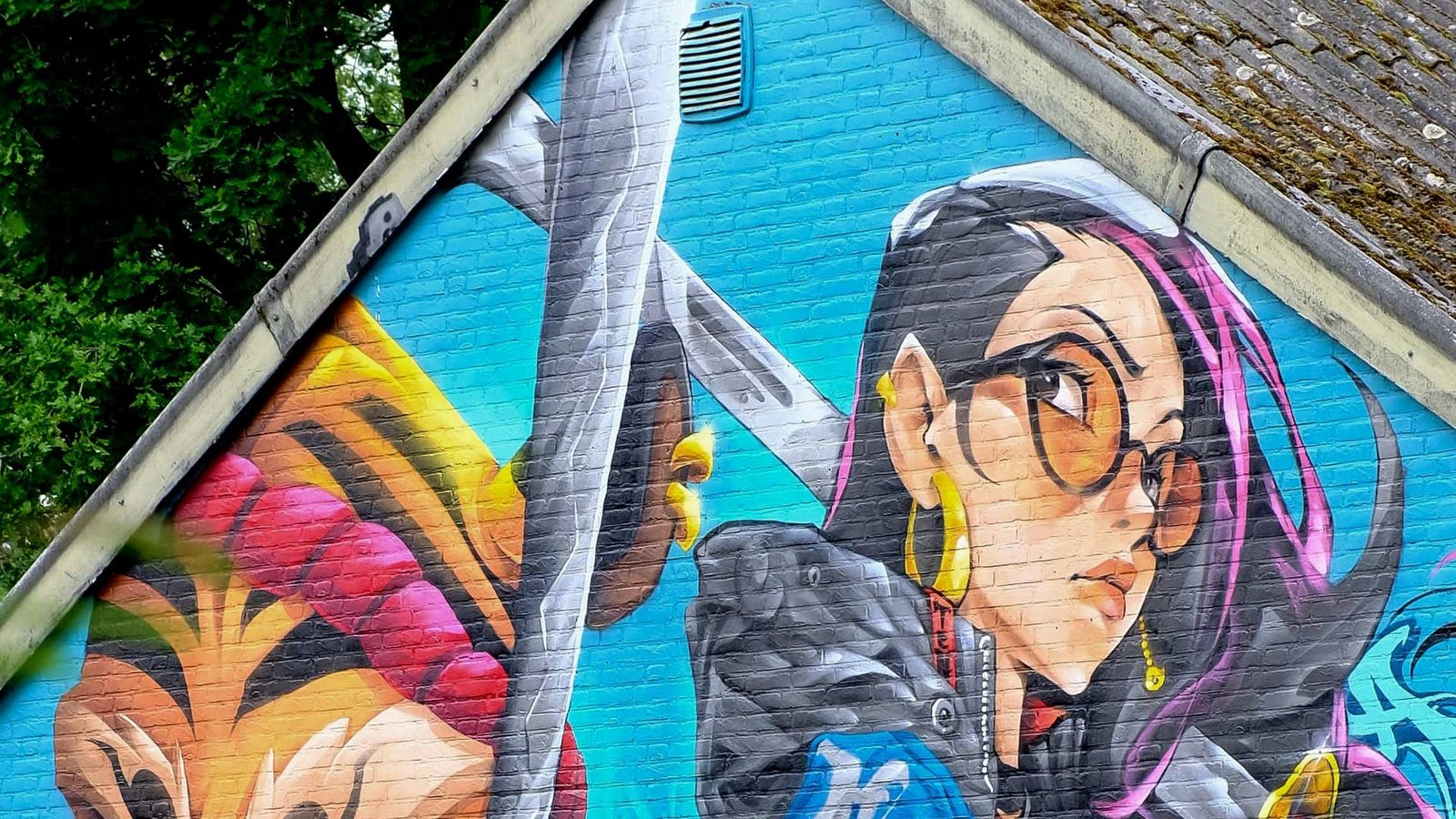 Mural estilo manga con un guerrero tigre y una chica con katana en Weert, Países Bajos