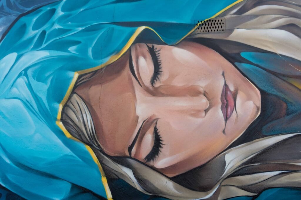 Primer plano del rostro pintado de la Mare de Déu de la Candelera en el mural de l'Ametlla de Mar