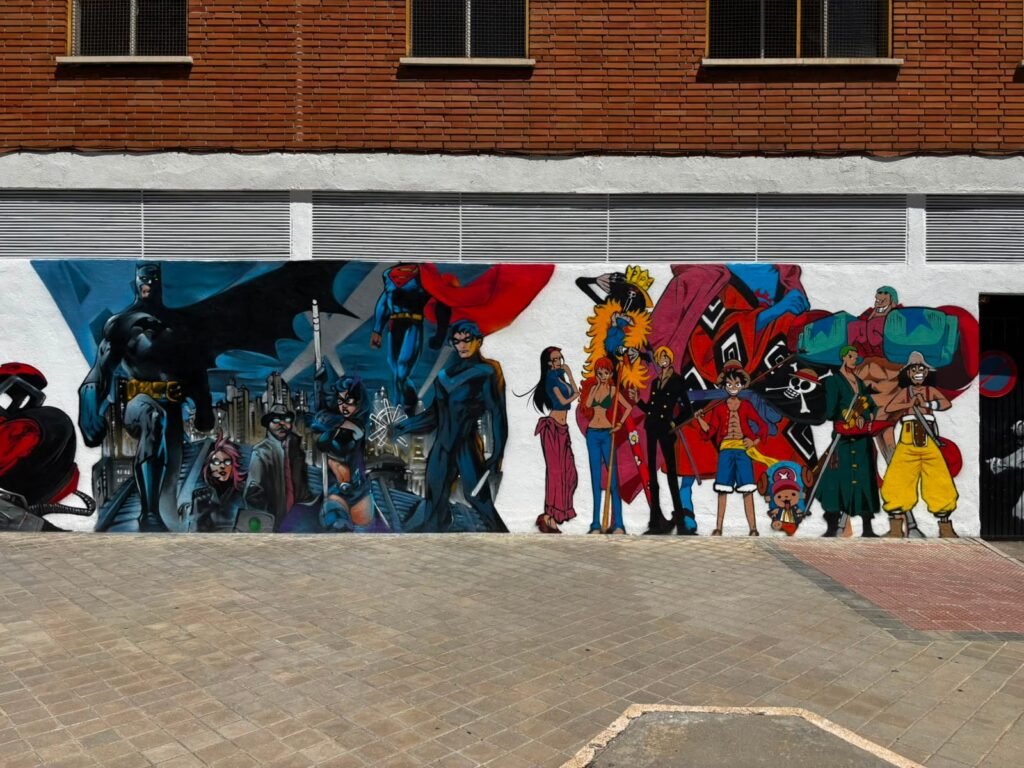 Superhéroes de cómic y manga en el mural de la fachada de Akira Comics, Madrid