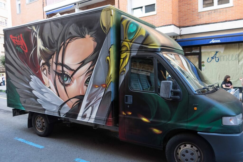 El graffiti del camión sigue por la cabina: corona dorada en el deflector y ojos rojos en la puerta