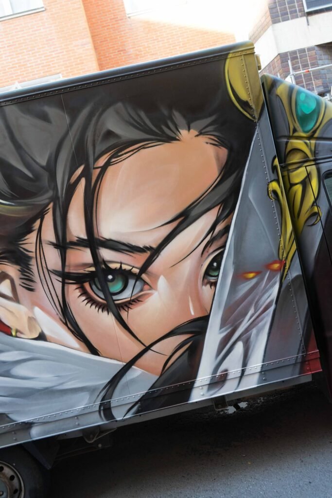 Primer plano de los ojos turquesa del graffiti pintado en el camión de Algortagraff