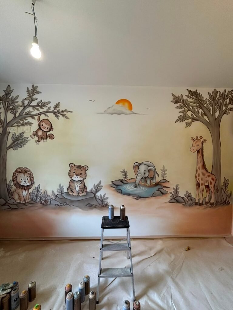 Mural de animales de la sabana en la habitación del bebé antes de montar los muebles