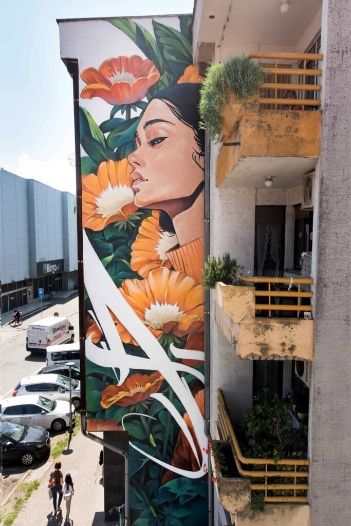El mural Aroma recorre en vertical la fachada del edificio de viviendas en Bijeljina