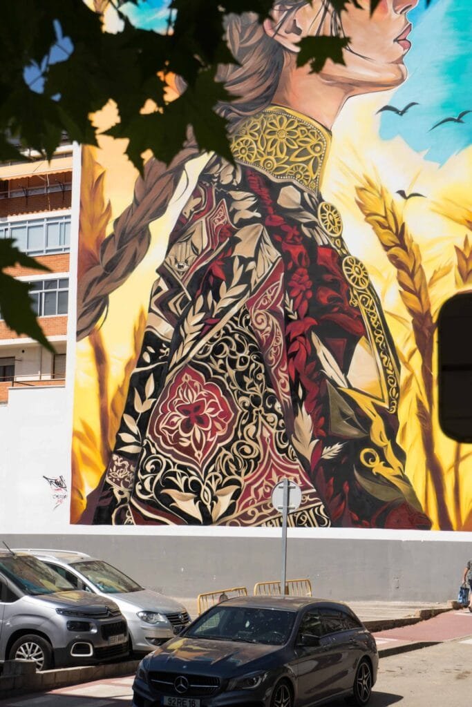 Detalle del mural de Santa Casilda: espigas de trigo y ornamento del traje sobre la calle de Briviesca