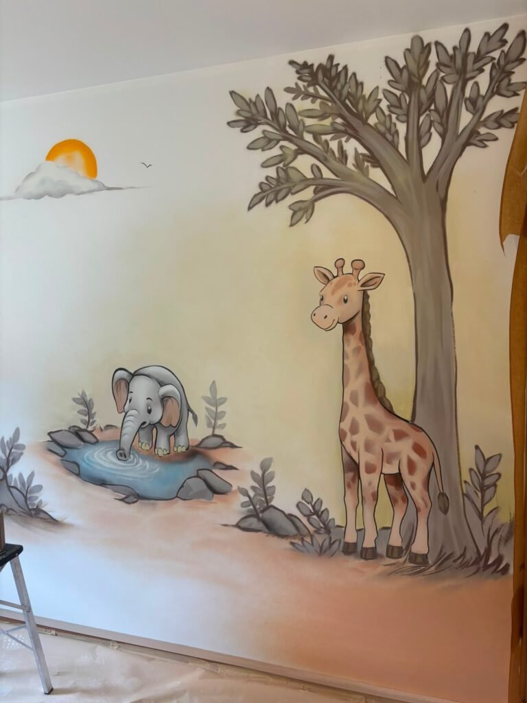 Detalle del mural infantil: jirafa bajo un árbol y elefante bebiendo en una charca