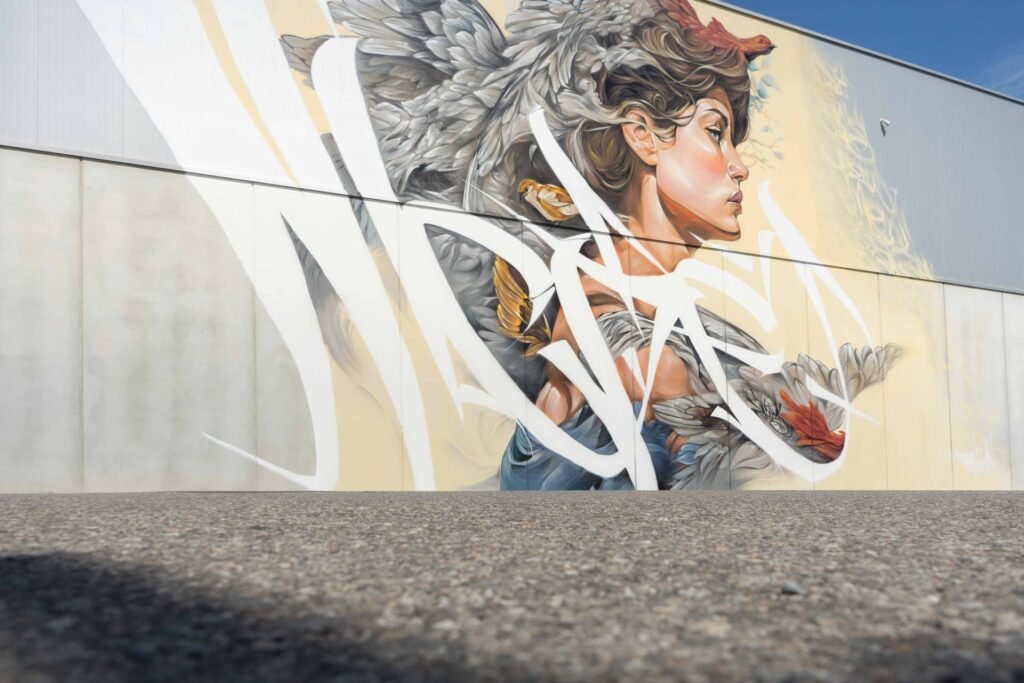 Mural Lliure a pie de calle en Torrefarrera, sobre la chapa y el hormigón de una nave industrial