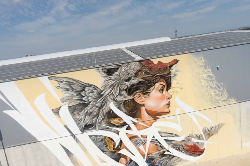 Vista elevada del mural Lliure en Torrefarrera con la cubierta de placas solares de la nave