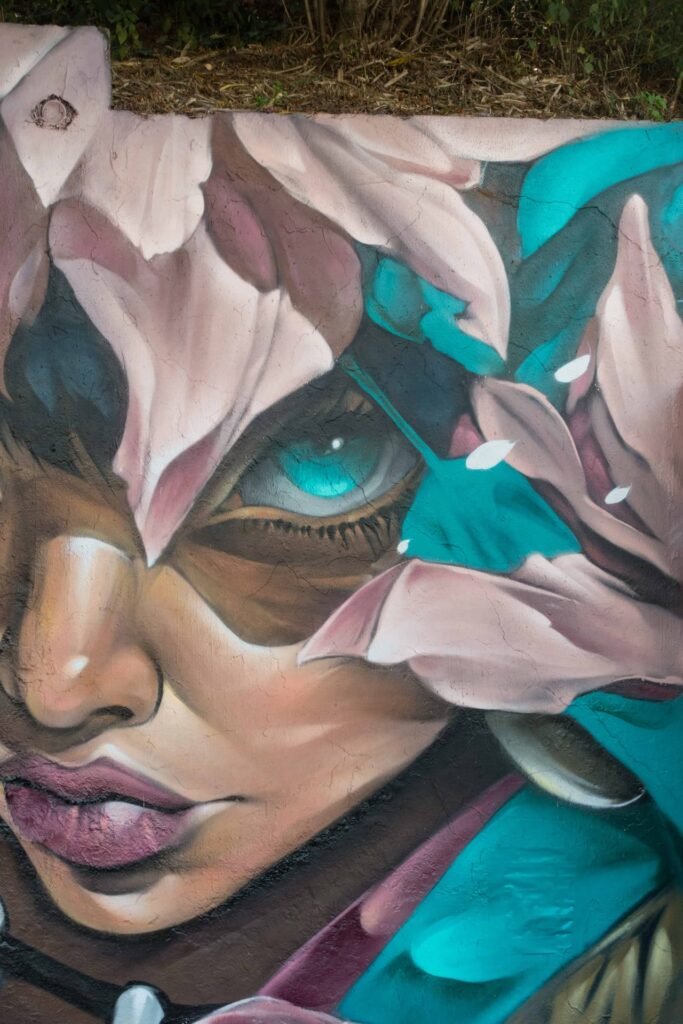 Detalle vertical del rostro del mural Beware de Asem Navarro en la Overline Jam 2026