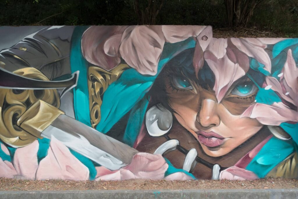Detalle del mural Beware: espada de guarda dorada cruzando el retrato entre pétalos rosa palo