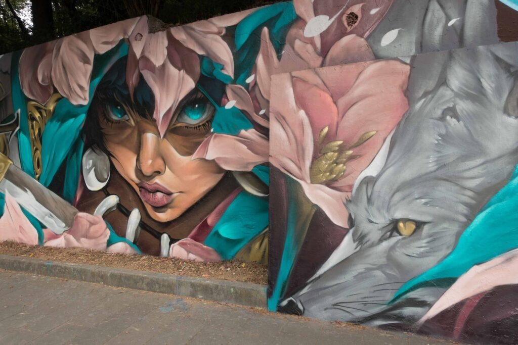 Lobo gris de ojo dorado pintado sobre el bloque saliente del muro, en el mural de Baronissi