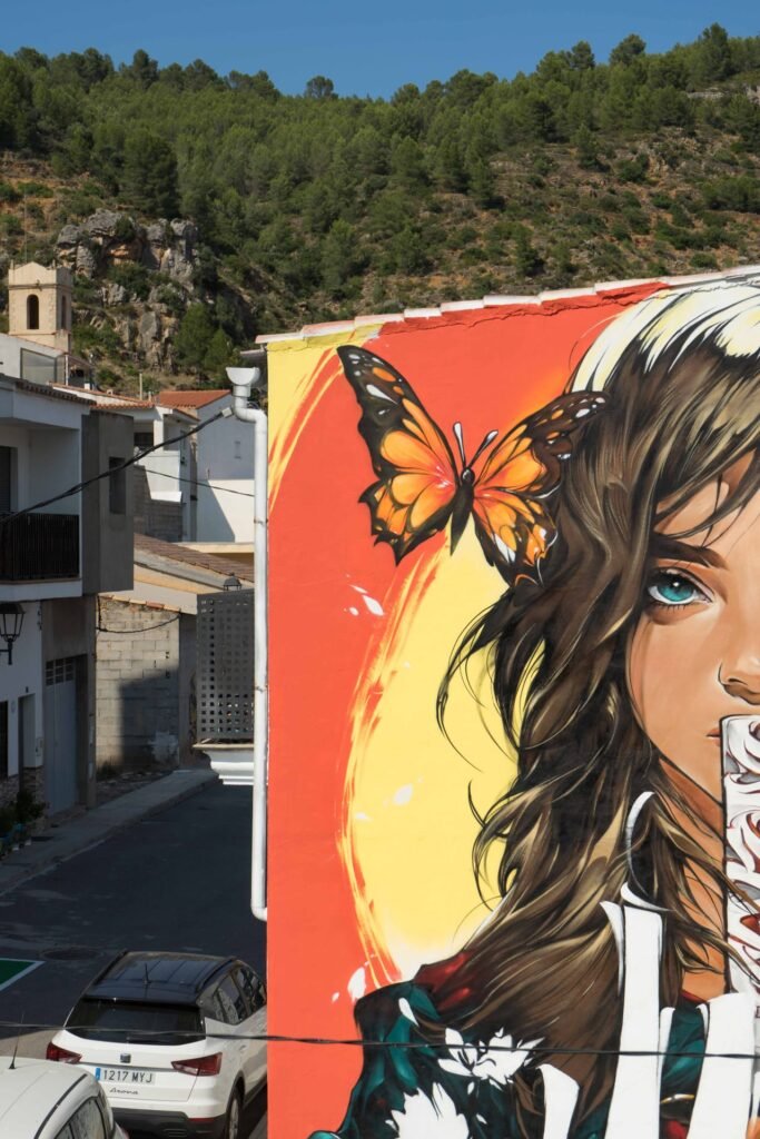 El mural Muda entre las casas de Fanzara (Castellón), visto en escorzo desde la calle