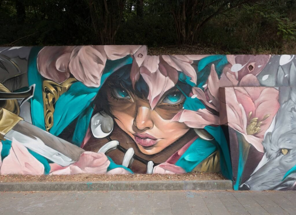 Mural inspirado en La princesa Mononoke en Baronissi: mujer de ojos turquesa con espada, flores rosas y lobo gris