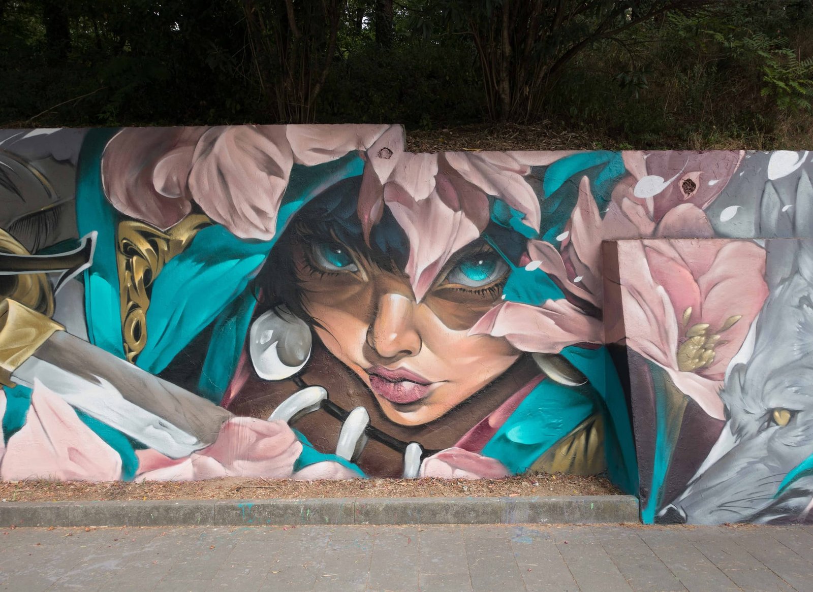 Mural inspirado en La princesa Mononoke en Baronissi: mujer de ojos turquesa con espada, flores rosas y lobo gris