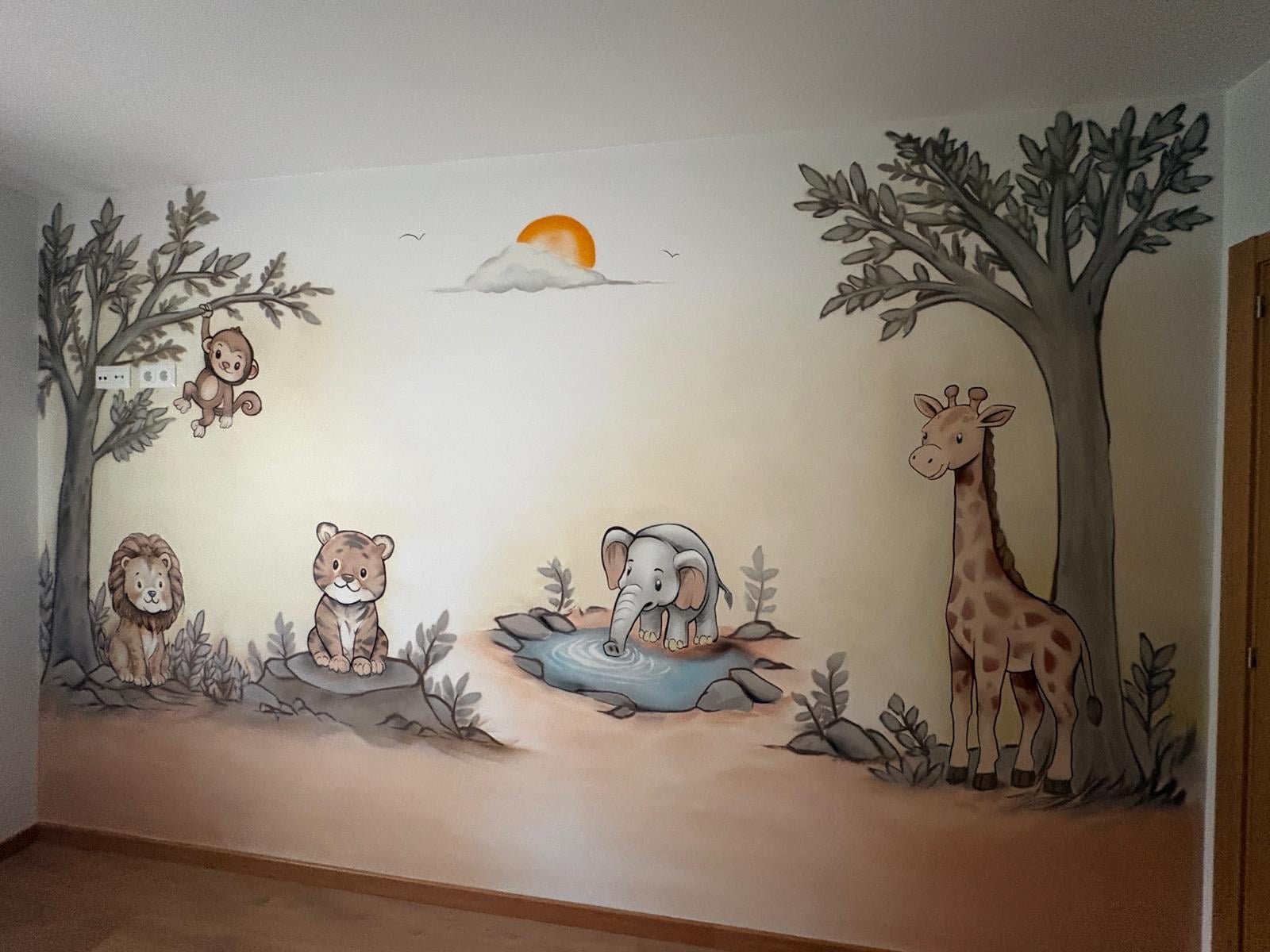 Mural safari pintado a mano en la habitación de un bebé: jirafa, elefante, león, tigre y mono en tonos suaves