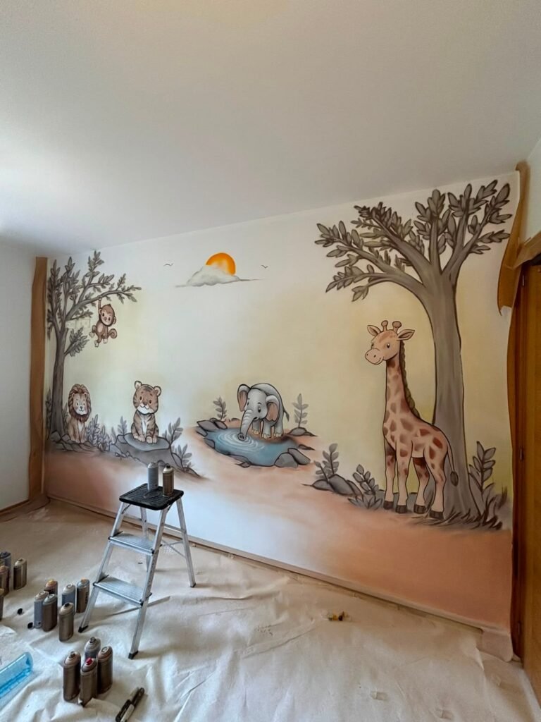 Habitación de bebé vacía, con el suelo protegido y la escalera, mientras se pinta el mural safari