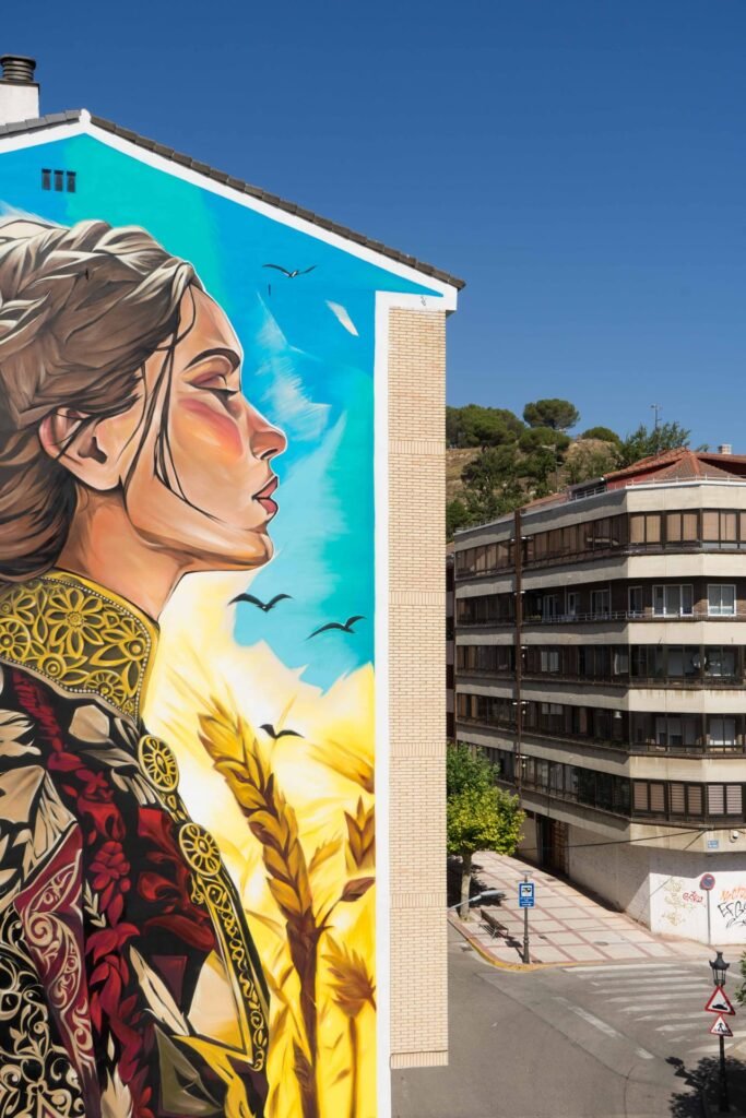 Mural de Santa Casilda visto desde la calle en Briviesca, sobre la medianera de un bloque de viviendas