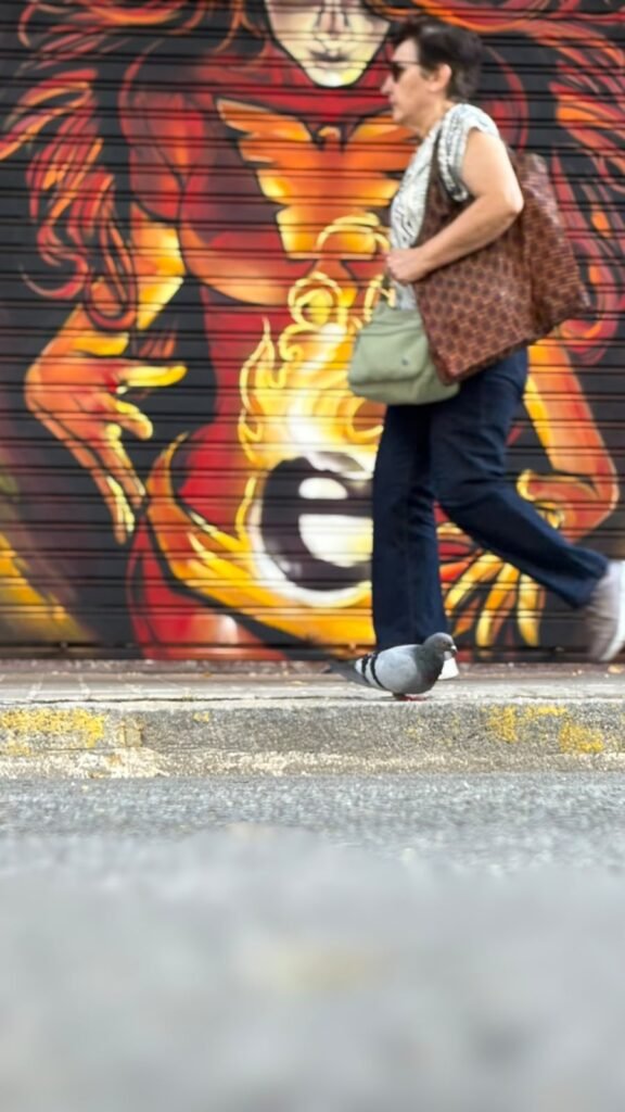 Graffiti en la persiana de Estudio Fénix, Barcelona