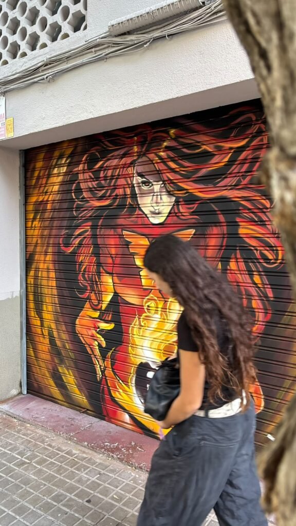 Graffiti en la persiana de Estudio Fénix, Barcelona
