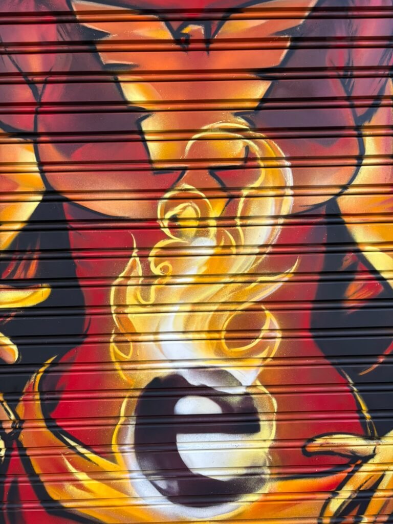 Graffiti en la persiana de Estudio Fénix, Barcelona