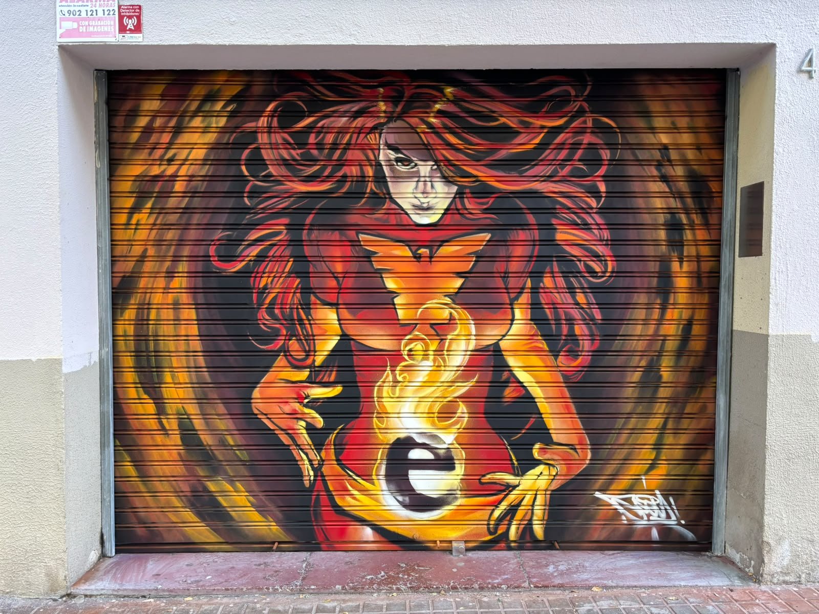 Graffiti de un ave fénix en la persiana de Estudio Fénix, en Barcelona