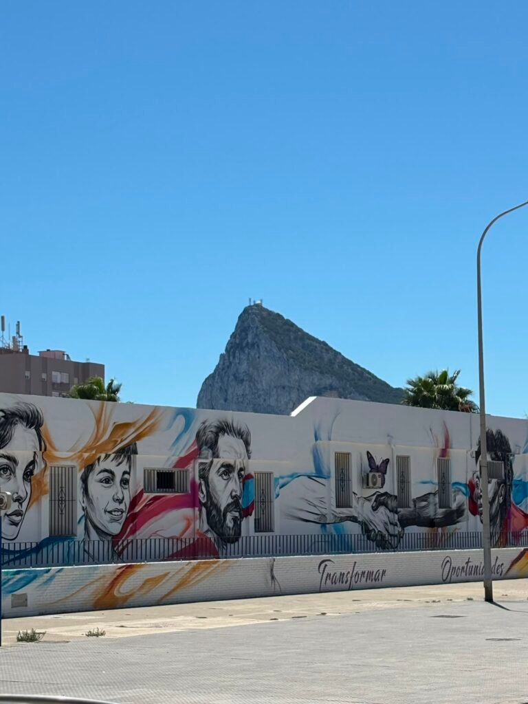 Mural de la fachada del Hogar Betania en La Línea de la Concepción con el Peñón de Gibraltar al fondo