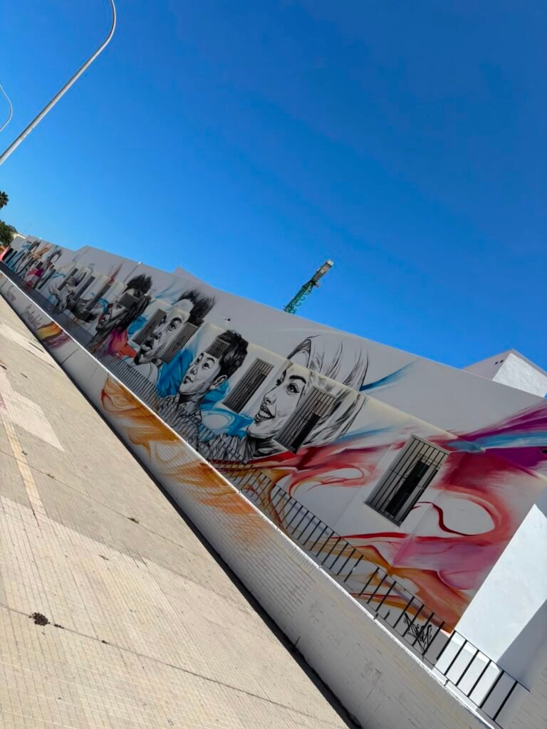 Vista general del mural de 100 m² en la fachada del Hogar Betania en La Línea